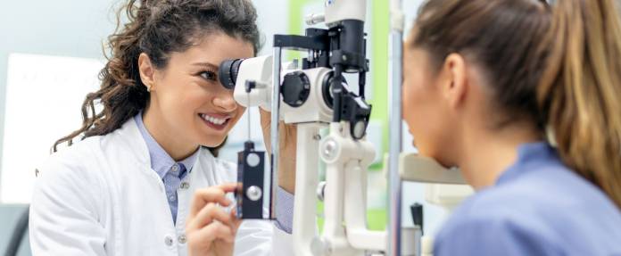 Untersuchung der Augen beim Augenarzt