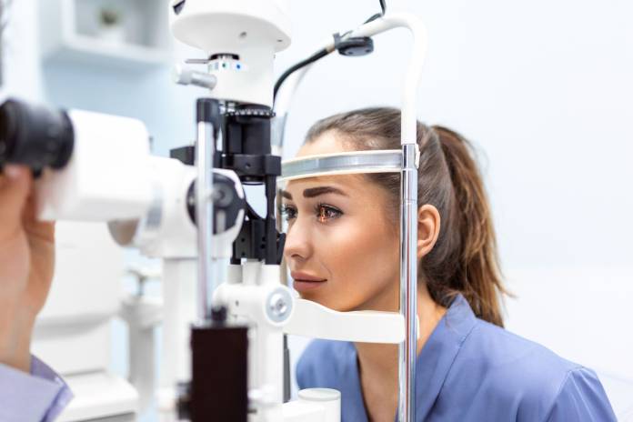 Ein professioneller Augenarzt arbeitet mit modernen Technologien und Hilfsmitteln